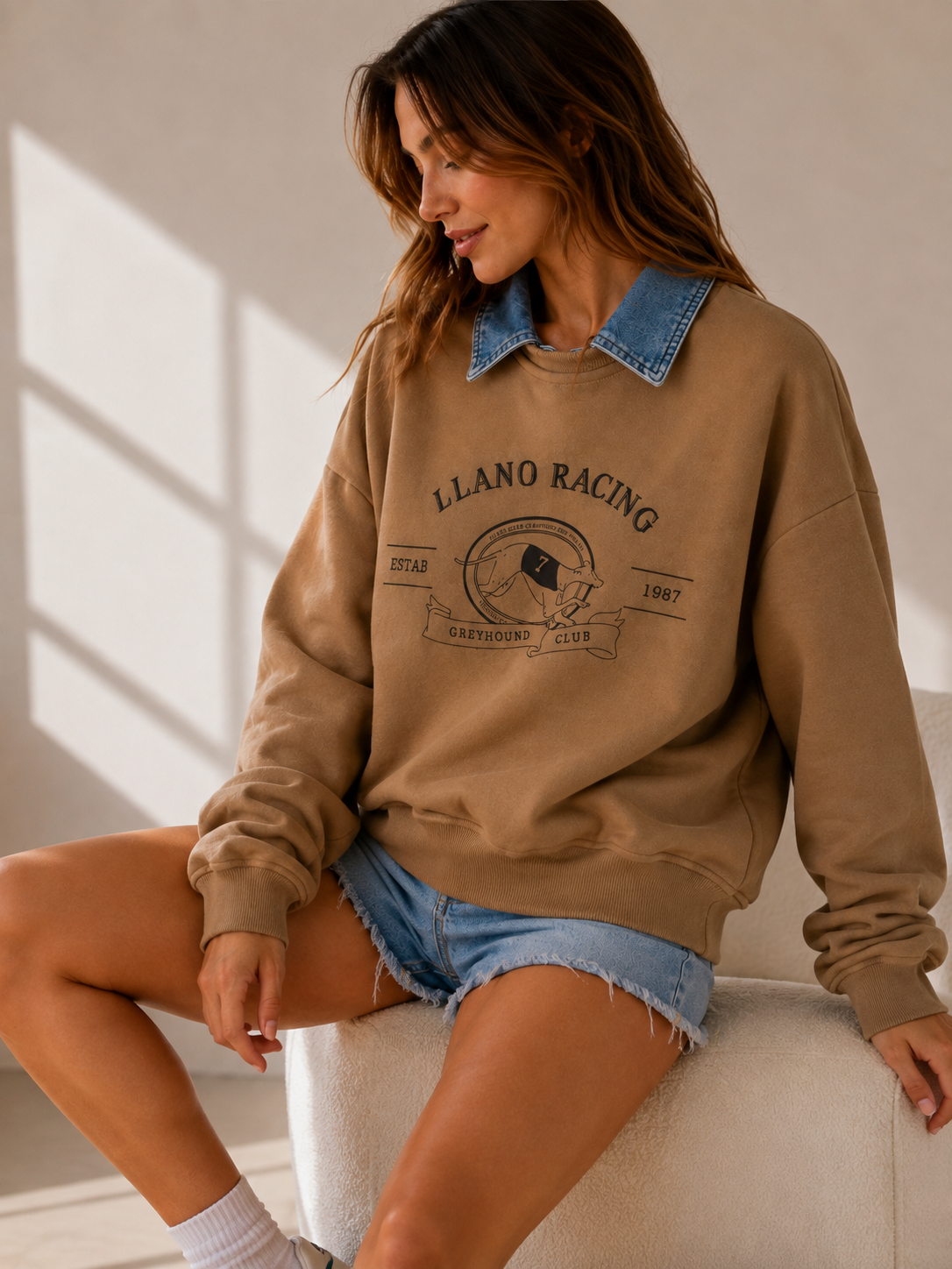 Sudadera camel con cuello tejano